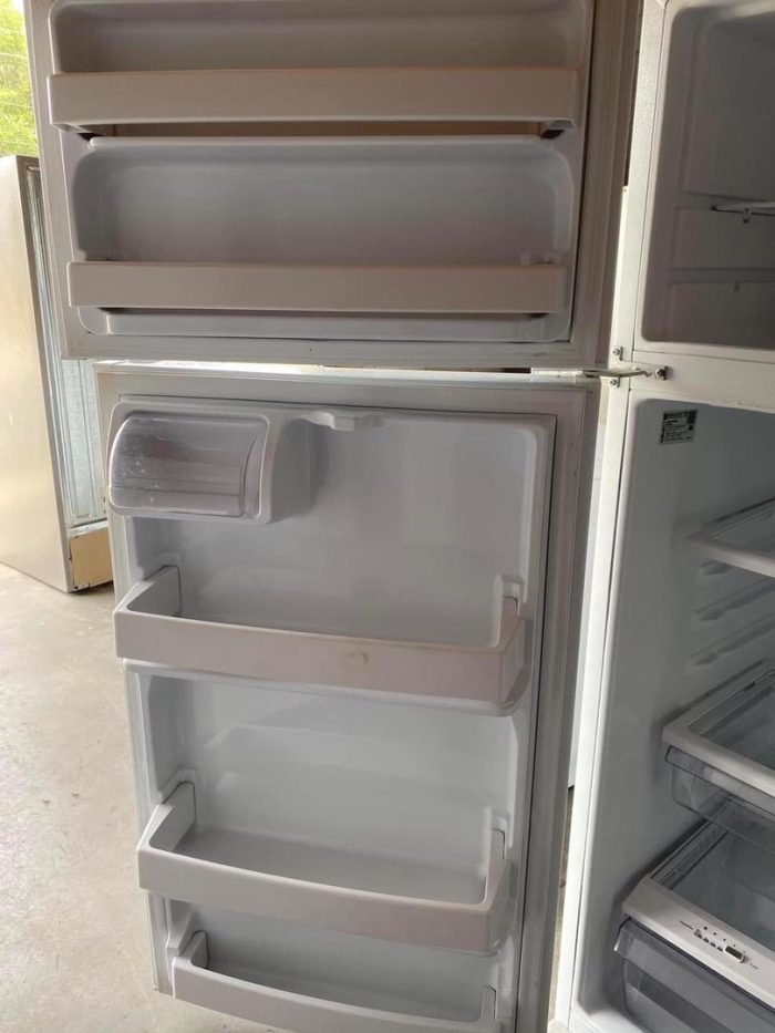 GE Top freezer refrigerator - Image 2
