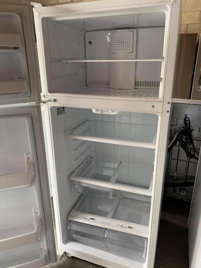 GE Top freezer refrigerator - Image 3