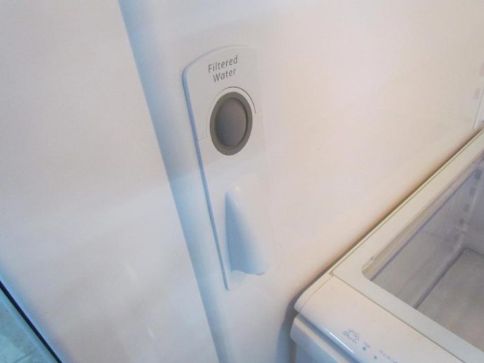 Amana bottom freezer - Image 3