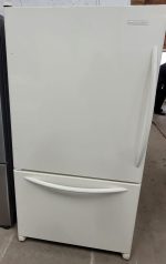 Frigidaire bottom freezer - Image 3