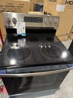 GE 30" Free-Standing Electric Range (Model GRF500PVSS)