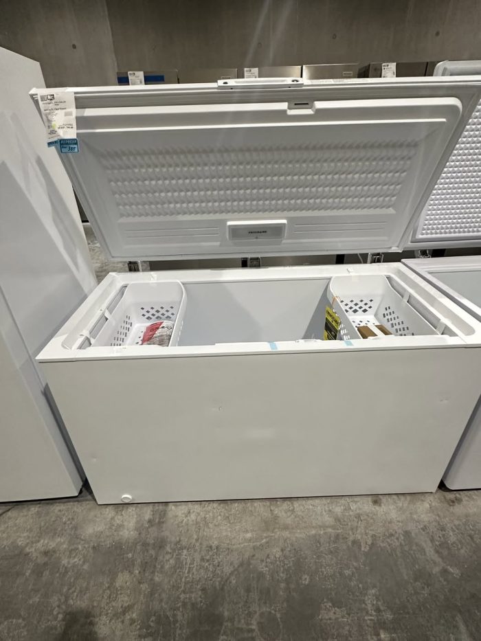 Frigidaire 14.8 Cu. Ft. Chest Freezer (Model FFCL1542AW) - Image 2