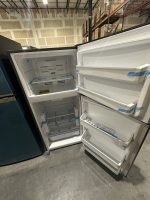 Frigidaire 13.9 Cu. Ft. Top Freezer Refrigerator (Model FFHT1425VV) - Image 2