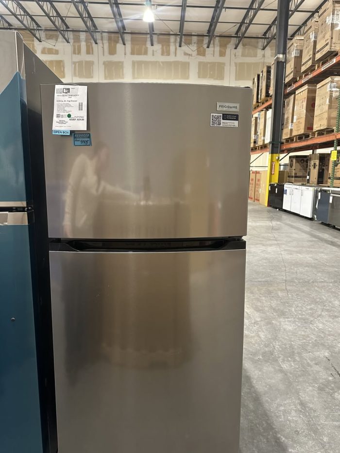 Frigidaire 13.9 Cu. Ft. Top Freezer Refrigerator (Model FFHT1425VV) - Image 3