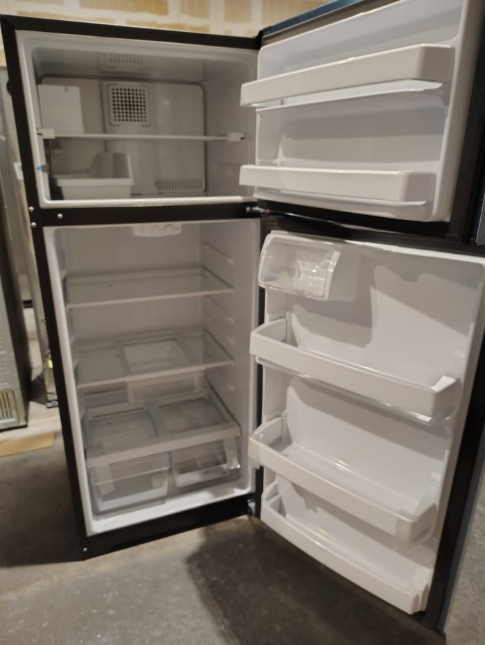 GE 17.5 Cu. Ft. Top Freezer Refrigerator (Model GIE18GSNRSS) - Image 3